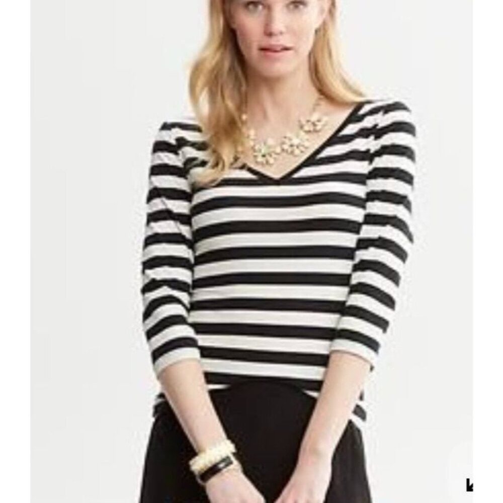 Banana Republic V neck T Shirt, size medium